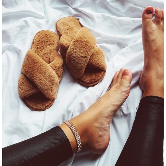 🆕️The Comfy Collection// Taupe fur slides - Picture 3 of 6